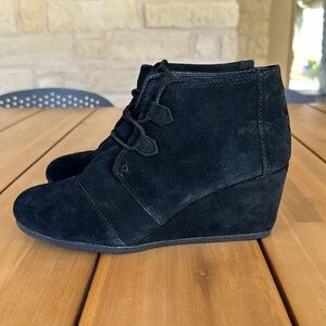 NWOT TOMS Size 10 Black Wedge Heel